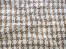 Nahaufnahme von Chanel Tweed Stoff - Karo mit Glitzer - wollweiß