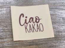Nahaufnahme von Jessy Sewing Webetiketten Label "Ciao Kakao" - wollweiß