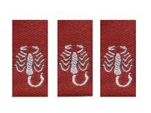 3 Webetiketten mit Mittelfaltung ca. 18 x 11 mm - Skorpion - rot