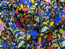 Nahaufnahme von Seide A Liberty Odyssey - Liberty Fabrics - Blumen und Eulen - dunkelblau