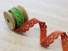 Nahaufnahme von Häkelspitze Baumwolle ca. 12 mm - regenbogen