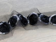 Nahaufnahme von Rosenborte Mesh mit Pailetten - ca. 4 cm breit - schwarz