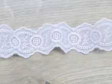 Nahaufnahme von Spitzenband - ca. 3,5 cm breit - weiß