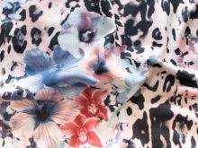 Nahaufnahme von einem Jersey mit Floralem Muster und Animalprint in blau und rosa
