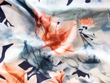 Nahaufnahme von einem Jersey in blau mit Floralen Motiven