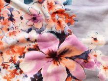 Nahaufnahme von einem Jersey in grau mit Blumenmuster