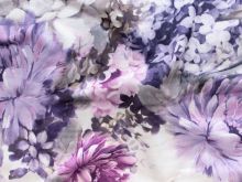 Nahaufnahme von einem Jersey mit lila Blumen