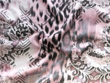 Nahaufnahme von einem Jersey mit Animalprint und floralem Muster in lila