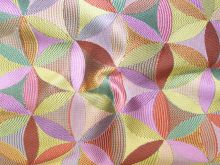 Nahaufnahme von Jacquard 3D Struktur - Geometrisches Muster - gelb - rosa
