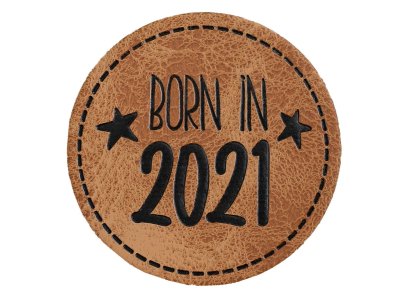Jessy Sewing Kunstleder-Label mit aufgedruckter Nähnaht - "Born in 2021" - braun