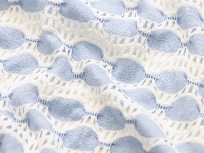 Leichter Jacquard Feinstrick Broderie - Wellen-Lochstickerei - helles blau