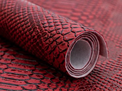 Struktur Kunstleder Coupon ca. 50 cm x 70 cm - Animalprint - rot