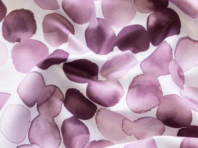 Leichter Sommerjacken- oder Futterstoff - aquarellige Bubbles - weiß-beere