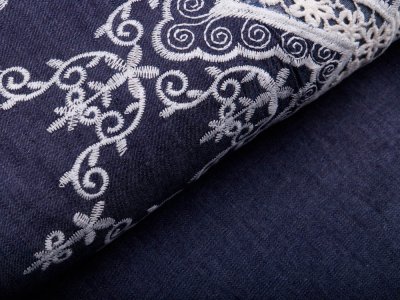 Leichter Bordüren-Jeansstoff mit Stickerei - Blumen und Ornamente - jeansblau