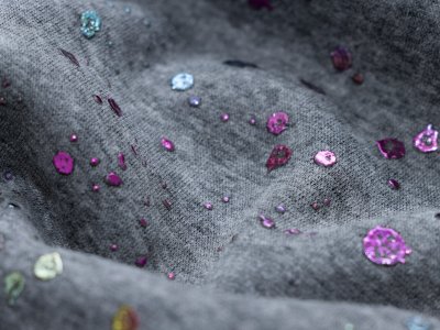 Alpenfleece Melange Paint Drops mit Foliendruck - Hologramm Farbspritzer - meliert grau