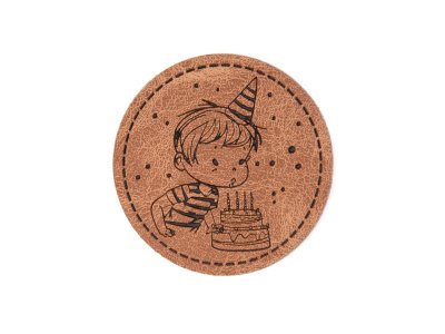 Jessy Sewing Kunstleder-Label mit aufgedruckter Nähnaht - "Birthday-Boy" - braun