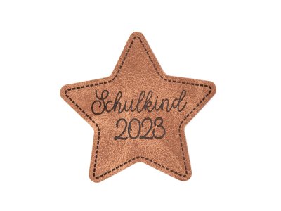 Jessy Sewing Kunstleder-Label mit aufgedruckter Nähnaht - "Schulkind 2023" - braun