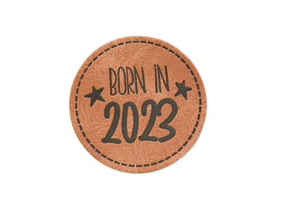 Jessy Sewing Kunstleder-Label mit aufgedruckter Nähnaht - "Born in 2023" - braun