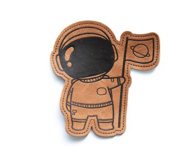 Jessy Sewing Kunstleder-Label mit aufgedruckter Nähnaht "Astronaut with Flag" - braun