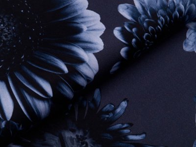 Leicht elastische Webware Baumwollsatin Sawfing Tinted Flower by Cherry Picking - wundervolle Blumen - graublau